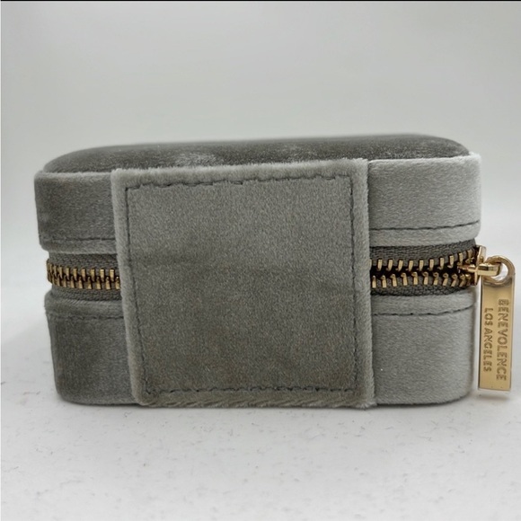 Velvet Sage: The Ultimate Travel Jewelry Box for Wanderlust Fashionistas! - Picture 5 of 13